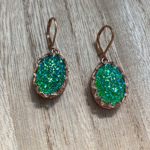Greenish blue sparkly earrings NEW - Picture 1 of 13